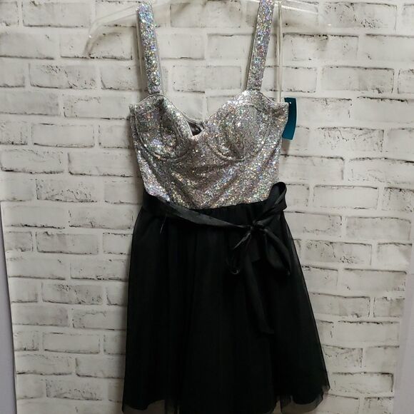 Love reign dress - Picture 1 of 3